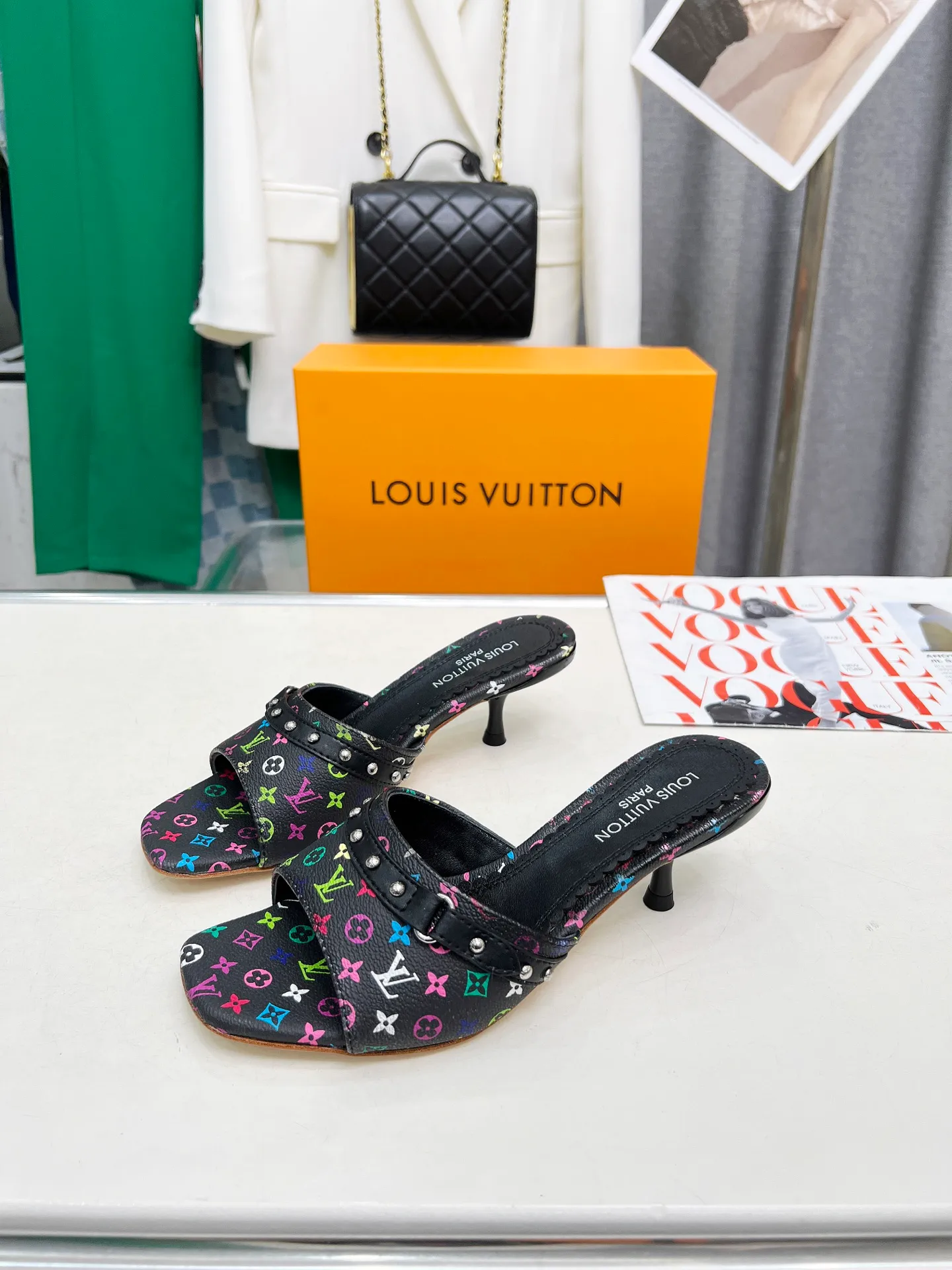 👟👟Ex-factory price 440👟👟 LV new denim kitten heel slippers 2025 summer must-have for goddesses, original replica, super comfortable on the feet. Show off the queen's temperament, the heel height is 5.5CM, which shows your temperament without being tiring. Standard code: 35-42 (41 and 42 codes are customized, non-returnable and non-exchangeable)